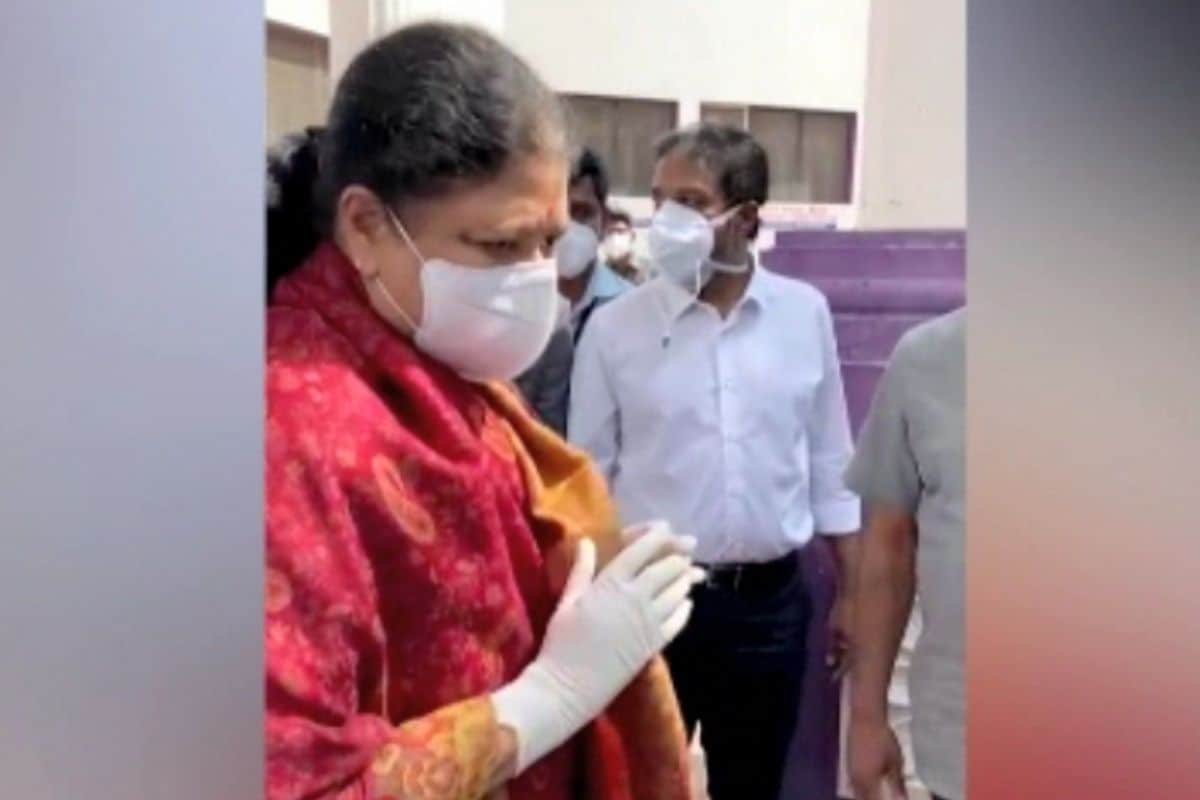 சசிகலா சில நாட்கள் வீட்டு தனிமையில் இருக்கும்படி மருத்துவர்கள் அறிவுறுத்தி உள்ளதால பெங்களூருவில் அவர் தங்கி உள்ளார். சசிகலா சில நாட்கள் வீட்டு தனிமையில் இருக்கும்படி மருத்துவர்கள் அறிவுறுத்தி உள்ளதால பெங்களூருவில் அவர் தங்கி உள்ளார்.