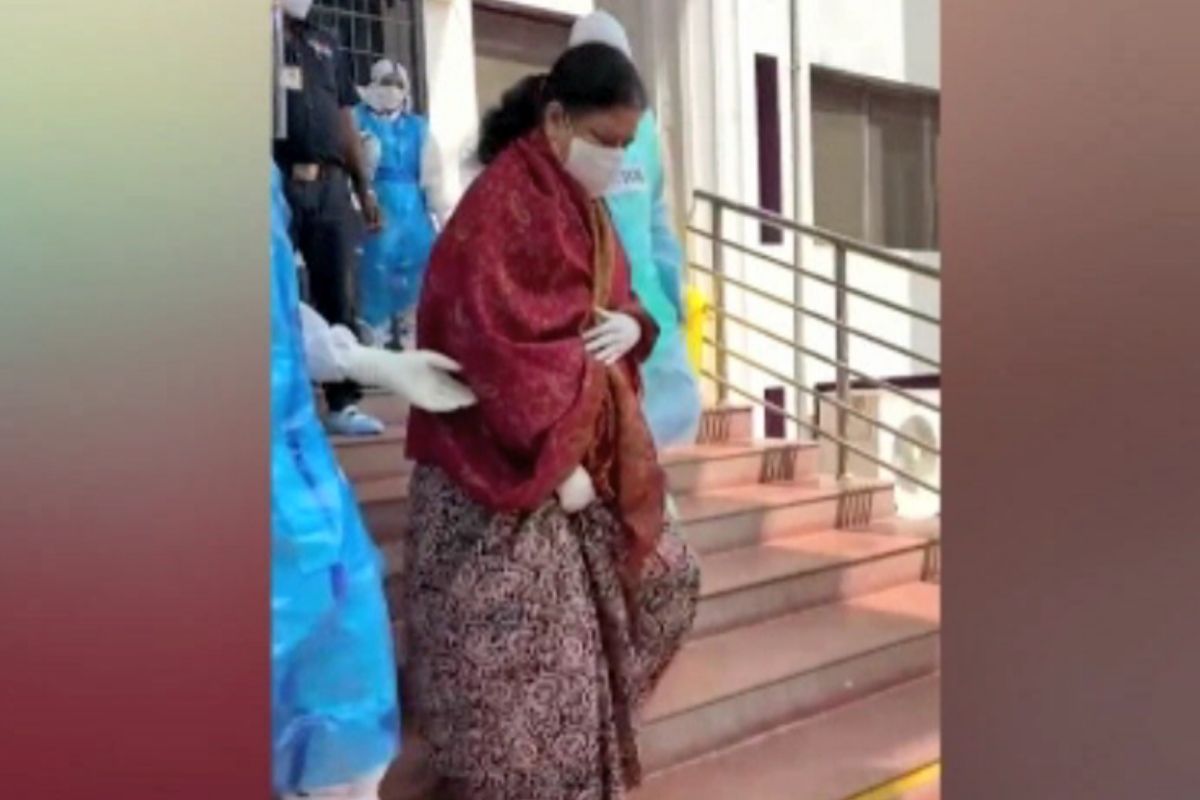 விக்டோரியா மருத்துவமனையிலிருந்து டிஸ்சார்ஜ் செய்யப்பட்ட சசிகலாவிற்கு உற்சாக வரவேற்பு கொடுக்கப்பட்டது. விக்டோரியா மருத்துவமனையிலிருந்து டிஸ்சார்ஜ் செய்யப்பட்ட சசிகலாவிற்கு உற்சாக வரவேற்பு கொடுக்கப்பட்டது.