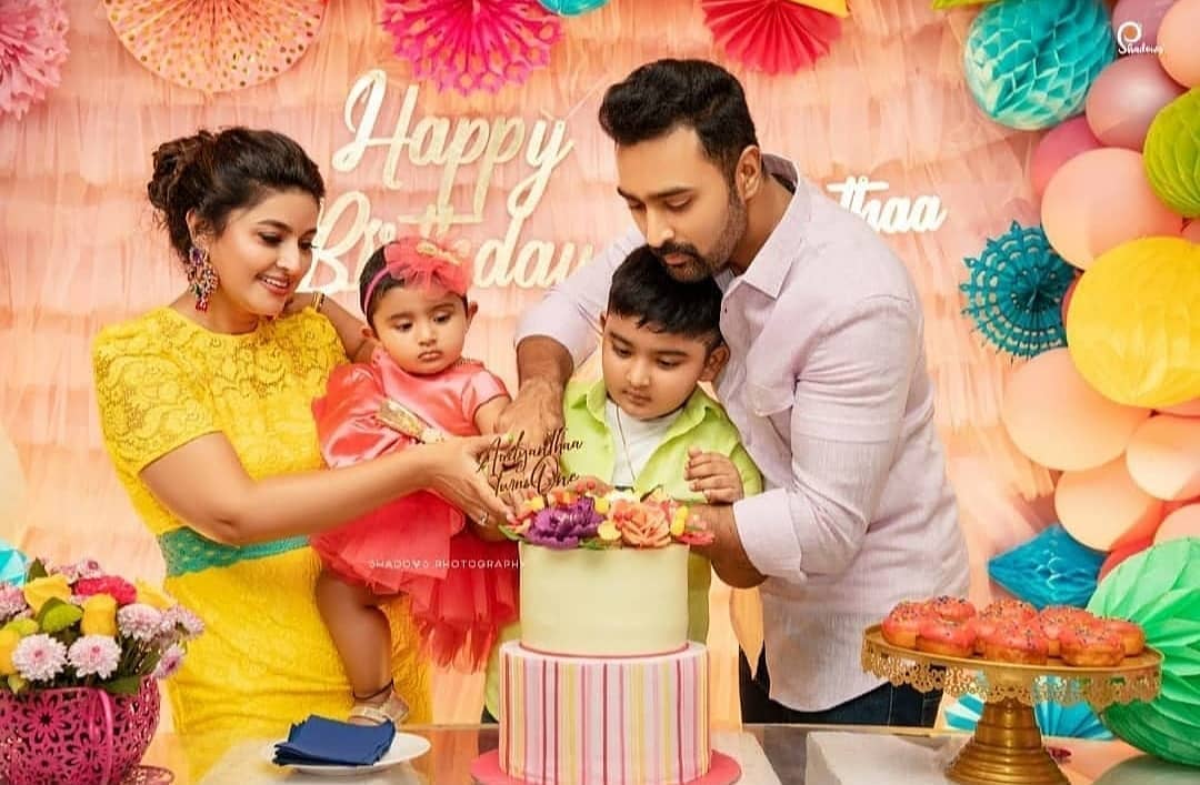 தற்போது தங்கள் மகளின் முதல் பிறந்தநாளை விமர்சையாகக் கொண்டாடியிருக்கிறார்கள் சிநேகாவும் பிரசன்னாவும். தற்போது தங்கள் மகளின் முதல் பிறந்தநாளை விமர்சையாகக் கொண்டாடியிருக்கிறார்கள் சிநேகாவும் பிரசன்னாவும்.