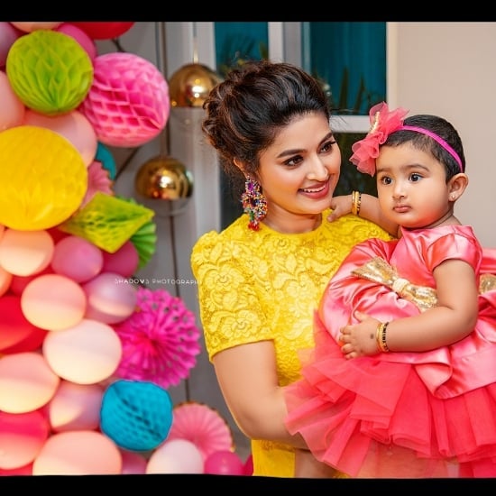 அந்தப் படங்கள் இணையத்தில் வெளியாகின. சிநேகாவும் இன்ஸ்டாகிராமில் மகளின் பிறந்தநாள் படங்களை வெளியிட்டார். அந்தப் படங்கள் இணையத்தில் வெளியாகின. சிநேகாவும் இன்ஸ்டாகிராமில் மகளின் பிறந்தநாள் படங்களை வெளியிட்டார்.