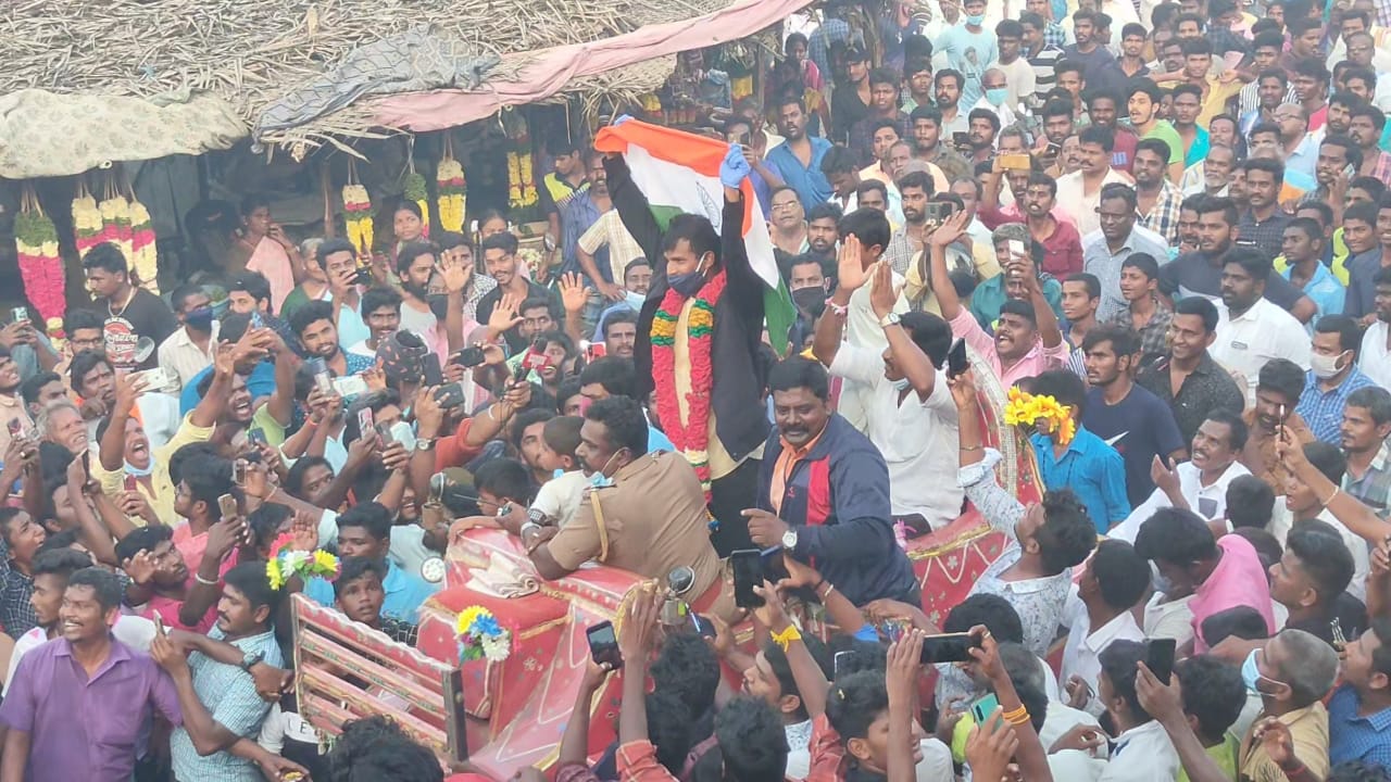  வாழ்த்து மழையில் நனைந்தவாறு வந்த அவர், ரசிகர்கள் மற்றும் கிராம மக்களின் அன்பில் திளைத்தார். கொரோனா முன்னெச்சரிக்கை நடவடிக்கையாக நடராஜனுக்கு வரவேற்பு அளிப்பதற்காக அவரது வீட்டின் முன்பு அமைக்கப்பட்ட மேடை அகற்றப்பட்டது.