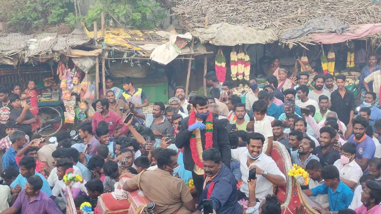 அவரை வரவேற்பதற்காக சொந்த ஊரான சேலம் மாவட்டம் சின்னப்பம்பட்டியில் உற்சாக வரவேற்பு அளிக்க ஏராளமான கிராம மக்கள் மற்றும் ரசிகர்கள் குவிந்தனர். அவரை வரவேற்பதற்காக சொந்த ஊரான சேலம் மாவட்டம் சின்னப்பம்பட்டியில் உற்சாக வரவேற்பு அளிக்க ஏராளமான கிராம மக்கள் மற்றும் ரசிகர்கள் குவிந்தனர்.