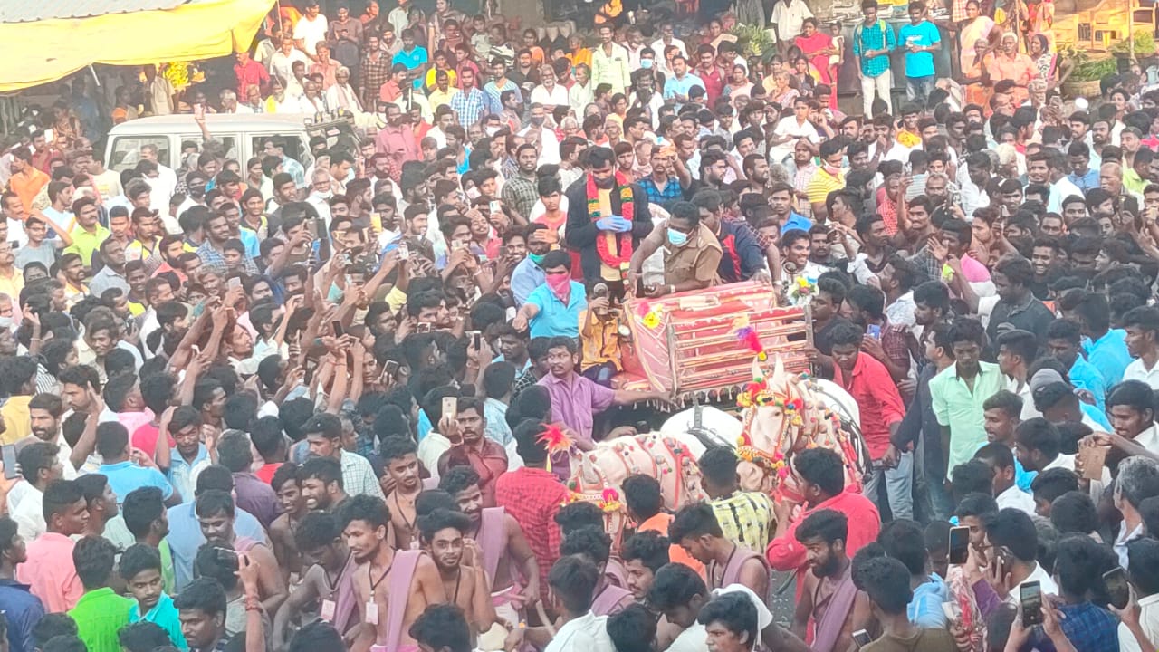 நடராஜன் குதிரைகள் பூட்டப்பட்ட சாரட் வண்டியில் சின்னப்பம்பட்டி பிரிவு சாலையில் இருந்து சந்தைப்பேட்டை வரை அழைத்து செல்லப்பட்டார். செண்டை மேளம் முழங்க, வழிநெடுகிலும் திரண்டிருந்த மக்கள் நடராஜனை வரவேற்றனர். நடராஜன் குதிரைகள் பூட்டப்பட்ட சாரட் வண்டியில் சின்னப்பம்பட்டி பிரிவு சாலையில் இருந்து சந்தைப்பேட்டை வரை அழைத்து செல்லப்பட்டார். செண்டை மேளம் முழங்க, வழிநெடுகிலும் திரண்டிருந்த மக்கள் நடராஜனை வரவேற்றனர்.