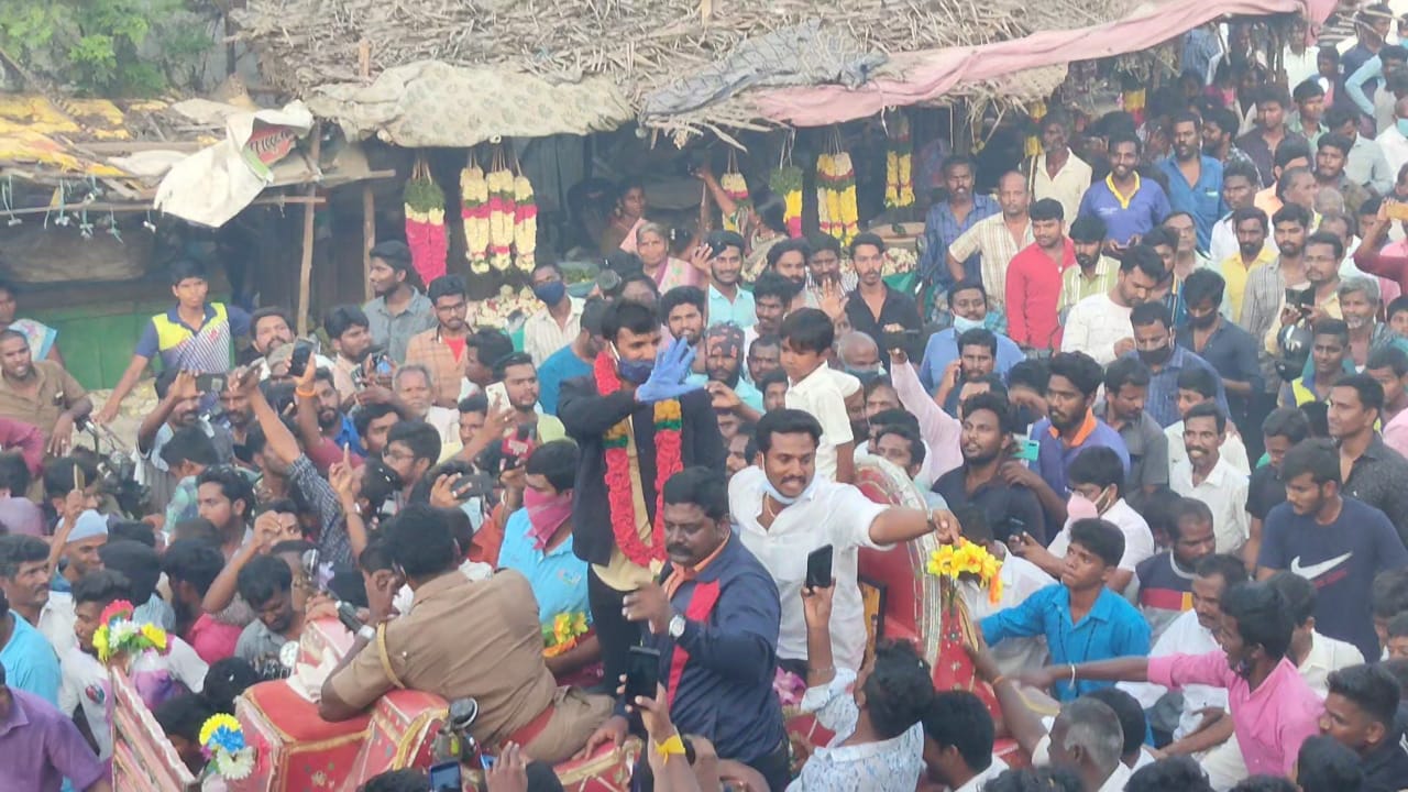  இந்நிலையில், தாயகம் திரும்பிய நடராஜன், மும்பையில் இருந்து பெங்களூருவுக்கு விமானத்தில் வந்தார். பின்னர், கார் மூலமாக சேலம் வந்தடைந்தார்.