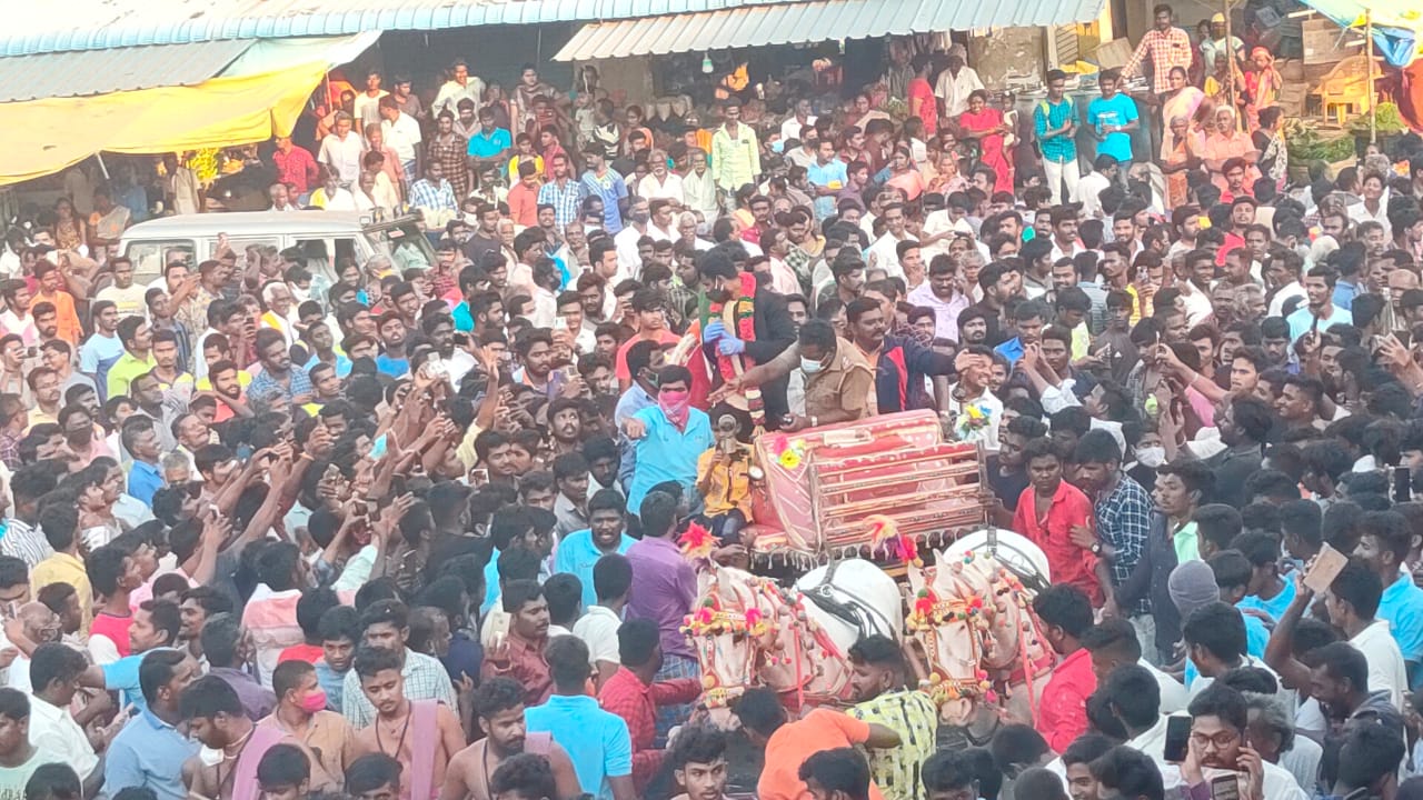 ஆஸ்திரேலியாவுக்கு எதிராக இந்திய அணிக்காக ஒருநாள், டி-20 மற்றும் டெஸ்ட் என மூன்று விதமான கிரிக்கெட் போட்டிகளிலும் நடராஜன் களமிறங்கி சாதித்தார். ஆஸ்திரேலியாவுக்கு எதிராக இந்திய அணிக்காக ஒருநாள், டி-20 மற்றும் டெஸ்ட் என மூன்று விதமான கிரிக்கெட் போட்டிகளிலும் நடராஜன் களமிறங்கி சாதித்தார்.