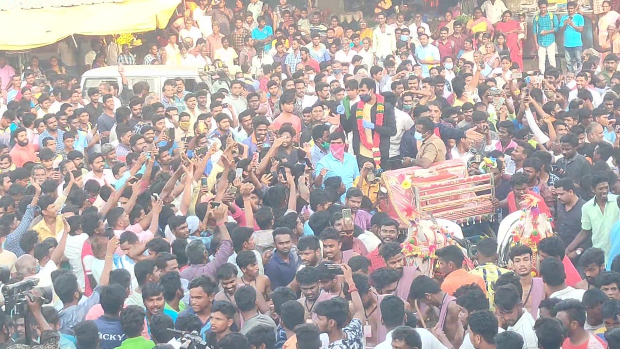 ஆஸ்திரேலியா கிரிக்கெட் தொடரில் முத்திரை பதித்த சொந்த ஊர் திரும்பிய தமிழக வீரர் நடராஜனுக்கு கிராம மக்கள் உற்சாக வரவேற்பு அளித்தனர்.