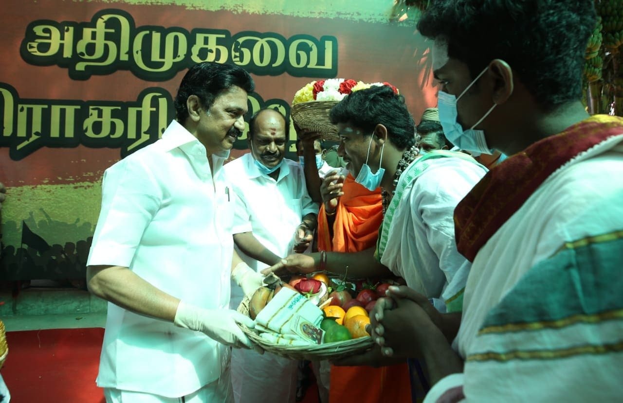அப்போது திமுக தலைவர் முக.க.ஸ்டாலினுக்கு வேத விற்பணர்கள் மாலை அணிவித்து மரியாதை செலுத்தினார்கள். அப்போது திமுக தலைவர் முக.க.ஸ்டாலினுக்கு வேத விற்பணர்கள் மாலை அணிவித்து மரியாதை செலுத்தினார்கள்.