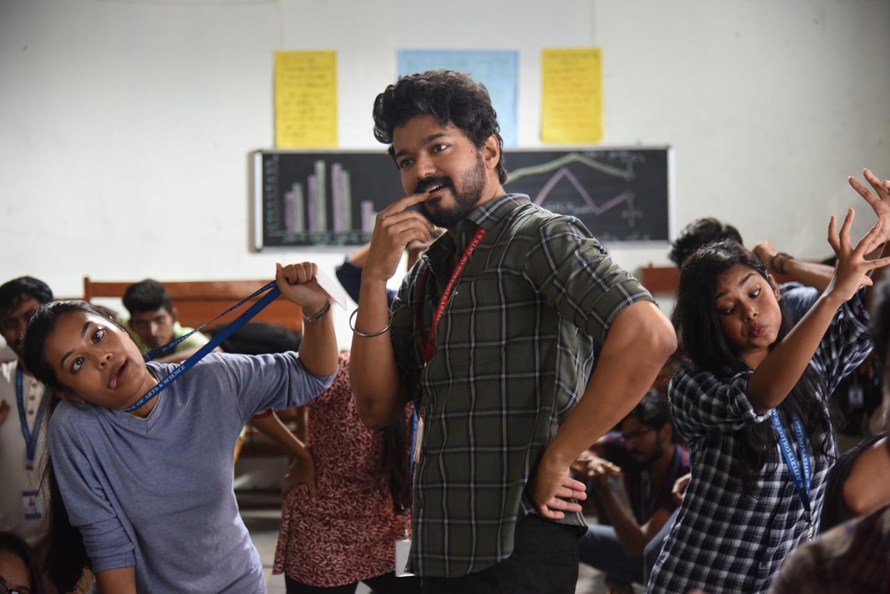 இதன்காரணமாக வழக்கத்தை விட குறைவான ரசிகர்களே திரையரங்கில் காணப்பட்டார்கள். ஆனாலும் கொண்டாட்டத்திற்கு பஞ்சமில்லாமல் மாஸ்டர் திரைப்படம் வெளியாகியிருக்கிறது. இதன்காரணமாக வழக்கத்தை விட குறைவான ரசிகர்களே திரையரங்கில் காணப்பட்டார்கள். ஆனாலும் கொண்டாட்டத்திற்கு பஞ்சமில்லாமல் மாஸ்டர் திரைப்படம் வெளியாகியிருக்கிறது.