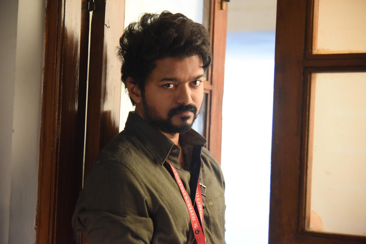 சேலம் மாவட்டத்தில் 80 திரையரங்குகளில் மாஸ்டர் வெளியாகியுள்ளது. கிச்சிப்பாளையம் பகுதியில் உள்ள திரையரங்கில் இரண்டாவது காட்சியை பார்க்க ஏராளமானோர் தற்போது அனுமதிக்கப்பட்டுள்ளனர் சேலம் மாவட்டத்தில் 80 திரையரங்குகளில் மாஸ்டர் வெளியாகியுள்ளது. கிச்சிப்பாளையம் பகுதியில் உள்ள திரையரங்கில் இரண்டாவது காட்சியை பார்க்க ஏராளமானோர் தற்போது அனுமதிக்கப்பட்டுள்ளனர்