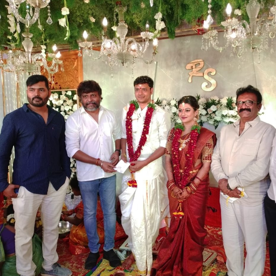 இந்நிலையில் நேற்றைய தினம் சிலருக்கு மட்டுமே அழைப்பு விடுத்தது , சாக்ரடீஸ் என்பவருடன் ஆனந்திக்கு திருமணம் எளிமையான முறையில் நடந்து முடிந்துள்ளது. இந்நிலையில் நேற்றைய தினம் சிலருக்கு மட்டுமே அழைப்பு விடுத்தது , சாக்ரடீஸ் என்பவருடன் ஆனந்திக்கு திருமணம் எளிமையான முறையில் நடந்து முடிந்துள்ளது.