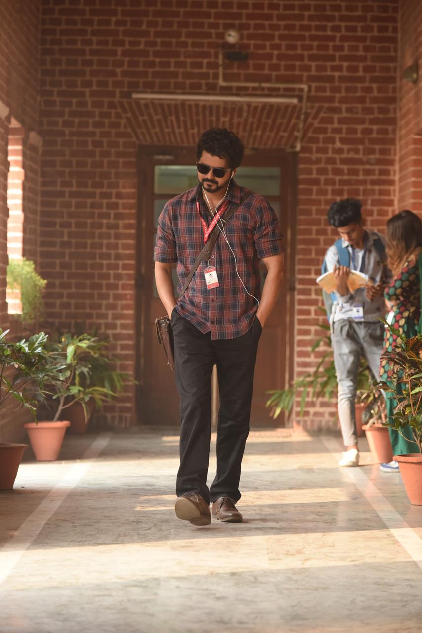 50 சதவீத இருக்கைகளை மட்டுமே நிரப்ப வேண்டும் என்று மத்திய அரசு திட்டவட்டமாக தெரிவித்து உள்ளதால் தமிழக அரசு காட்சிகளின் எண்ணிக்கையை அதிகரித்துக்கொள்ள திரையரங்குகளுக்கு அனுமதி அளித்துள்ளது. 50 சதவீத இருக்கைகளை மட்டுமே நிரப்ப வேண்டும் என்று மத்திய அரசு திட்டவட்டமாக தெரிவித்து உள்ளதால் தமிழக அரசு காட்சிகளின் எண்ணிக்கையை அதிகரித்துக்கொள்ள திரையரங்குகளுக்கு அனுமதி அளித்துள்ளது.
