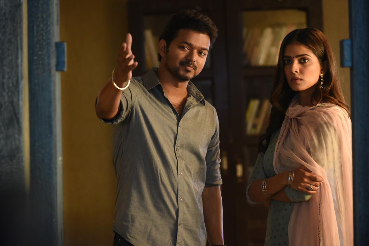 இரவு முதலே திரையரங்க வாயிலில் கொண்டாட்டத்தில் ஈடுபட்ட ரசிகர்கள் காலை 4 மணிக்கு முதல் காட்சியை பார்த்தனர். திரையரங்க வாயிலில் விளக்குகளை எரிய ஒட்டும் டிஜிட்டல் டிஸ்ப்ளே ஸ்கிரீனில் விஜய் படத்தின் பாடல்களை போட வேண்டும் அதற்கு நடனமாடியும் ரசிகர்கள் கொண்டாட்டத்தில் ஈடுபட்டனர். இரவு முதலே திரையரங்க வாயிலில் கொண்டாட்டத்தில் ஈடுபட்ட ரசிகர்கள் காலை 4 மணிக்கு முதல் காட்சியை பார்த்தனர். திரையரங்க வாயிலில் விளக்குகளை எரிய ஒட்டும் டிஜிட்டல் டிஸ்ப்ளே ஸ்கிரீனில் விஜய் படத்தின் பாடல்களை போட வேண்டும் அதற்கு நடனமாடியும் ரசிகர்கள் கொண்டாட்டத்தில் ஈடுபட்டனர்.