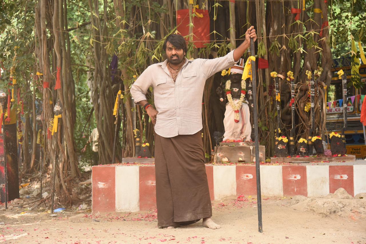 முதல் நாள் முதல் காட்சியை இயக்குனர் லோகேஷ் கனகராஜ் அட்லி நடிகர் அர்ஜுன் தாஸ் கீர்த்தி சுரேஷ் இசையமைப்பாளர் அனிருத் நடிகை மாளவிகா மோகனன் உள்ளிட்டோர் கண்டு மகிழ்ந்தனர். முதல் நாள் முதல் காட்சியை இயக்குனர் லோகேஷ் கனகராஜ் அட்லி நடிகர் அர்ஜுன் தாஸ் கீர்த்தி சுரேஷ் இசையமைப்பாளர் அனிருத் நடிகை மாளவிகா மோகனன் உள்ளிட்டோர் கண்டு மகிழ்ந்தனர்.