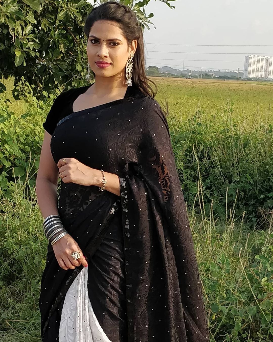 ஜீ தமிழில் மெல்ல திறந்தது கதவு தொடரில் நடித்து மக்களிடம் பிரபலமான இவர், மிஸ்டர் அன்ட் மிஸஸ் கில்லாடி உள்ளிட்ட நிகழ்ச்சியிலும் கலந்து கொண்டார். ஜீ தமிழில் மெல்ல திறந்தது கதவு தொடரில் நடித்து மக்களிடம் பிரபலமான இவர், மிஸ்டர் அன்ட் மிஸஸ் கில்லாடி உள்ளிட்ட நிகழ்ச்சியிலும் கலந்து கொண்டார்.