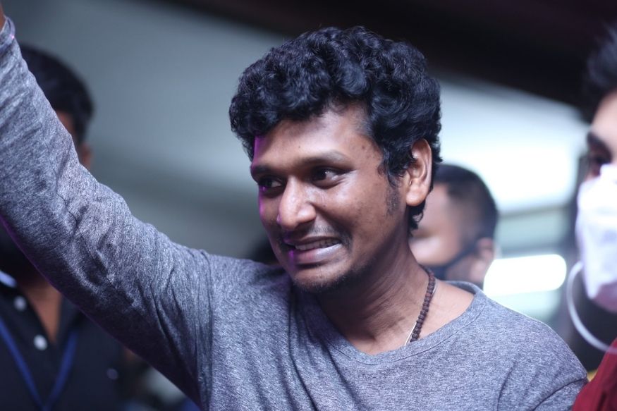 சென்னை கோயம்பேட்டில் உள்ள ரோகிணி திரையரங்கில் ரசிகர்களுடன் படம் பார்த்த மாஸ்டர் படக்குழுவினர் படத்தை பார்த்துவிட்டு ரிவ்யூ சொல்லுங்கள் என கூறியுள்ளனர். சென்னை கோயம்பேட்டில் உள்ள ரோகிணி திரையரங்கில் ரசிகர்களுடன் படம் பார்த்த மாஸ்டர் படக்குழுவினர் படத்தை பார்த்துவிட்டு ரிவ்யூ சொல்லுங்கள் என கூறியுள்ளனர்.