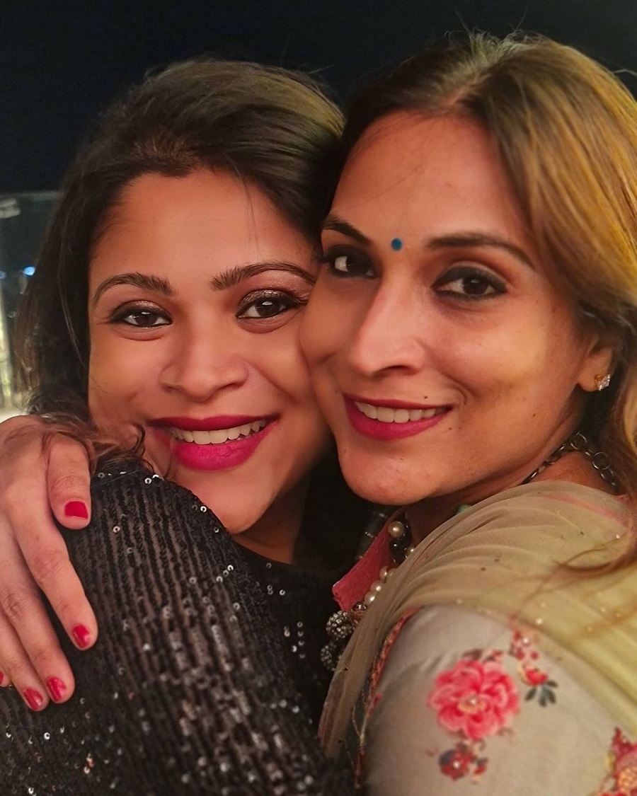 இந்த புகைப்படங்களுக்கு ஐஷ்வர்யாவிற்கு நேற்று பிறந்த நாள் என்பதால் கேக் வெட்டி கொண்டாடியுள்ளனர். எனவே வாழ்த்து கூறி இந்த படத்தை பகிர்ந்துள்ளார்.