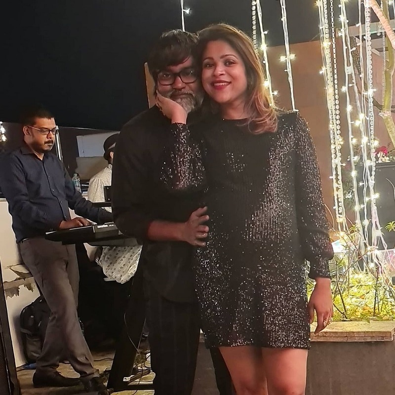 இந்த புகைப்படத்தை மகன் எடுத்ததாகக் கூறியுள்ளார். அதில் என் மகன் ஓம்கர் செல்வராகவனுக்கு முக்கிய தருணத்தை எப்படி பிடிக்க வேண்டும் என்பதை நன்கு அறிவான் எனக் கூறியுள்ளார். இந்த புகைப்படத்தை மகன் எடுத்ததாகக் கூறியுள்ளார். அதில் என் மகன் ஓம்கர் செல்வராகவனுக்கு முக்கிய தருணத்தை எப்படி பிடிக்க வேண்டும் என்பதை நன்கு அறிவான் எனக் கூறியுள்ளார்.