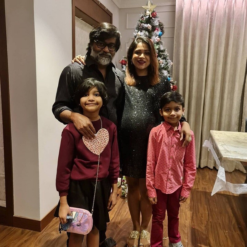 இதில் நான்கு பேர் கொண்ட குடும்பமாக நிற்கிறோம். விரைவில் இந்த எண்ணிக்கை ஐந்தாக மாறப்போகிறது என்று கூறியுள்ளார் கீதாஞ்சலி. இதில் நான்கு பேர் கொண்ட குடும்பமாக நிற்கிறோம். விரைவில் இந்த எண்ணிக்கை ஐந்தாக மாறப்போகிறது என்று கூறியுள்ளார் கீதாஞ்சலி.