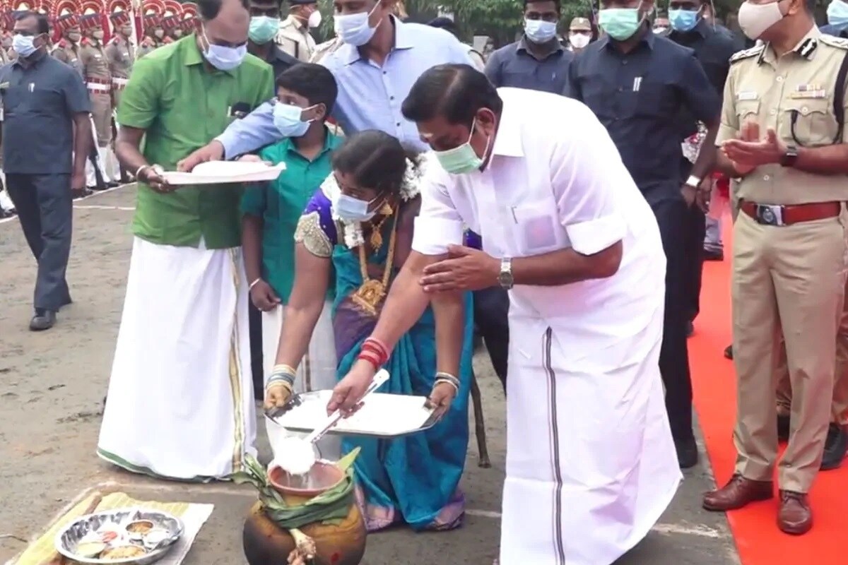 சென்னை புனித தோமையர் மலைப்பகுதியில் உள்ள ஆயுதப்படை மைதானத்தில் முதலமைச்சர் எடப்பாடி பழனிசாமி காவல்துறையினர் குடும்பங்களுடன் இணைந்து பொங்கல் விழாவை கொண்டாடினார். சென்னை புனித தோமையர் மலைப்பகுதியில் உள்ள ஆயுதப்படை மைதானத்தில் முதலமைச்சர் எடப்பாடி பழனிசாமி காவல்துறையினர் குடும்பங்களுடன் இணைந்து பொங்கல் விழாவை கொண்டாடினார்.