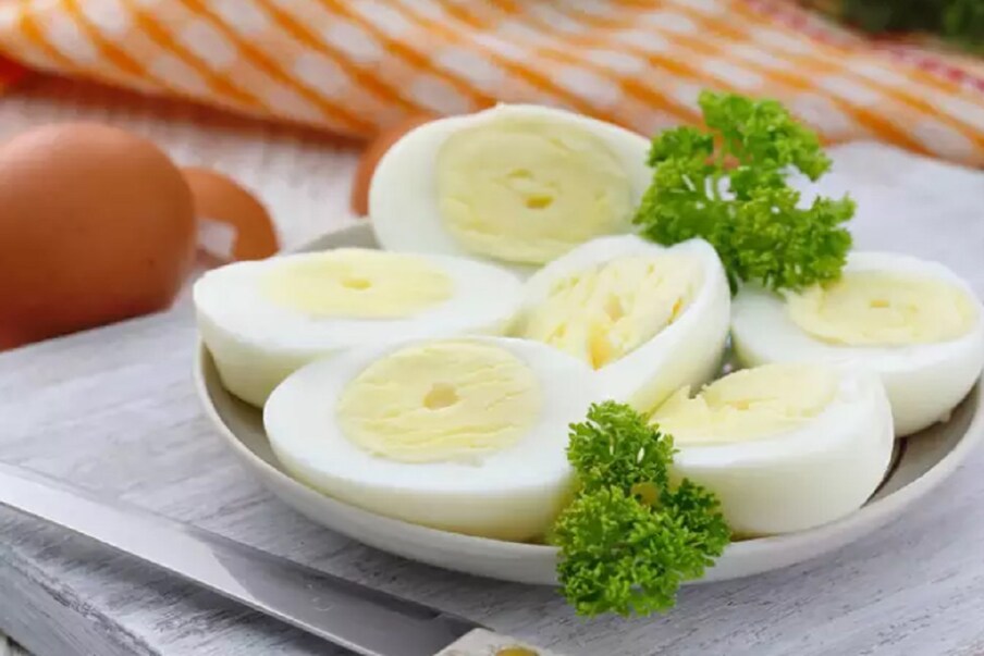  வேக வைத்த முட்டை : முட்டை புரோட்டின் சத்து நிறைந்தது. காய்ச்சலின் போது புரோட்டீன் அவசியம் என்பதால் முட்டையும் அவசியம்தான். அதோடு முட்டையில் விட்டமின் பி6 மற்றும் பி12 இருப்பது நோய் எதிர்ப்பு சக்தியை அதிகரிக்கும். காய்ச்சலின் போது நல்ல உணவாகவும் இருக்கும்.