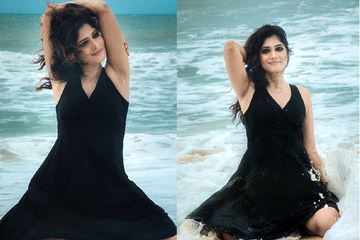 இந்நிலையில் தற்போது கடலும், நானும் என்று குறிப்பிட்டு பீச்சில் எடுக்கப்பட்ட போட்டோக்களை பதிவிட்டுள்ளார். இந்நிலையில் தற்போது கடலும், நானும் என்று குறிப்பிட்டு பீச்சில் எடுக்கப்பட்ட போட்டோக்களை பதிவிட்டுள்ளார்.