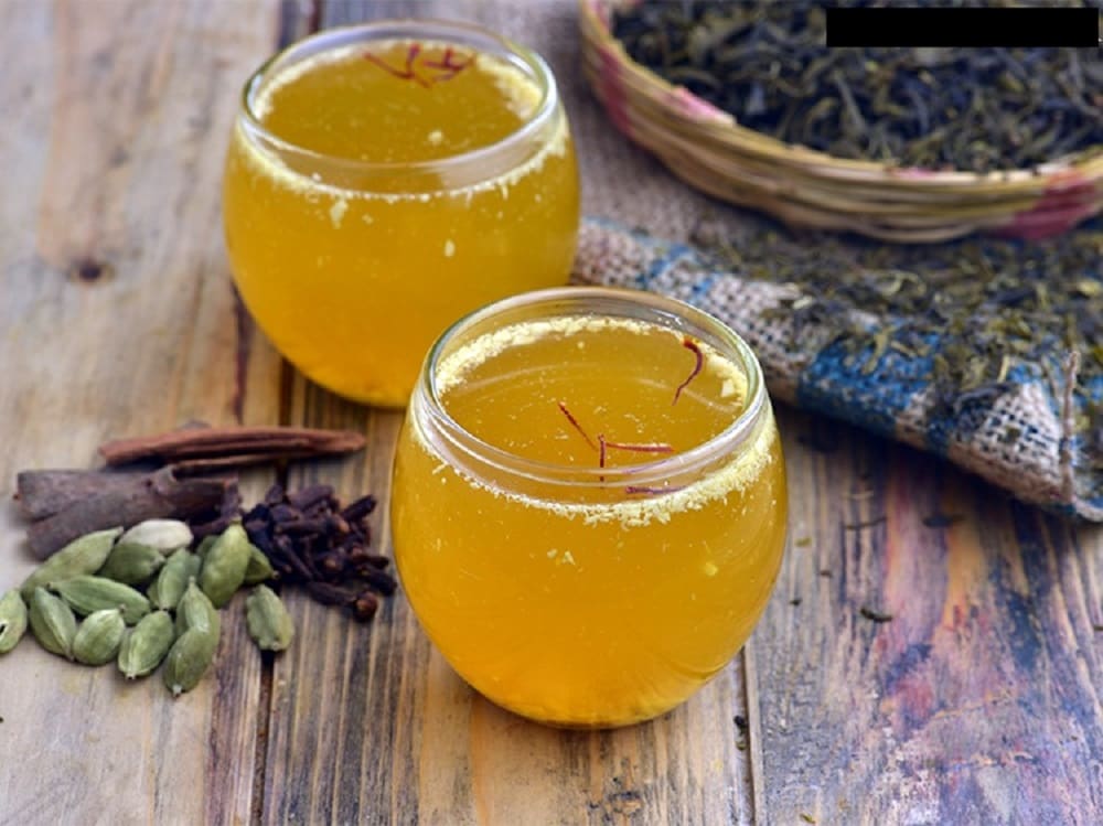 காஷ்மீர் கஹ்வா : கஹ்வா கிரீன் டீ, குங்குமப்பூ, இலவங்கப்பட்டை, ஏலக்காய் (green tea, saffron, cinnamon and cardamom) ஆகியவற்றைக் கொண்டு தயாரிக்கப்படுகிறது. சர்க்கரை தேன் அல்லது பாதாமுடன் இந்த இனிப்பான டீ பரிமாறப்படுகிறது. முழு மசாலாப் பொருட்களும் இதில் தூண்டுதல்களாக செயல்படுகின்றன, மேலும் இந்த டீ குளிர்ந்த காலநிலையில் நம் உடலை கதகதப்பாக்குகின்றன. காஷ்மீர் கஹ்வா : கஹ்வா கிரீன் டீ, குங்குமப்பூ, இலவங்கப்பட்டை, ஏலக்காய் (green tea, saffron, cinnamon and cardamom) ஆகியவற்றைக் கொண்டு தயாரிக்கப்படுகிறது. சர்க்கரை தேன் அல்லது பாதாமுடன் இந்த இனிப்பான டீ பரிமாறப்படுகிறது. முழு மசாலாப் பொருட்களும் இதில் தூண்டுதல்களாக செயல்படுகின்றன, மேலும் இந்த டீ குளிர்ந்த காலநிலையில் நம் உடலை கதகதப்பாக்குகின்றன.
