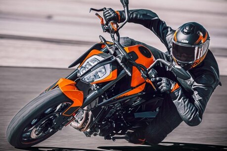 மிகுந்த எதிர்பார்ப்புகளுடன் உலகளவில் வெளியான KTM 890 Duke பைக்! அதன் சிறப்பம்சங்கள் இதோ.. மிகுந்த எதிர்பார்ப்புகளுடன் உலகளவில் வெளியான KTM 890 Duke பைக்! அதன் சிறப்பம்சங்கள் இதோ..
