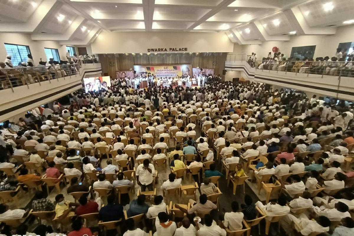 ஆதரவாளர்கள் கூட்டத்தில் பங்கேற்ற மு.க.அழகிரி