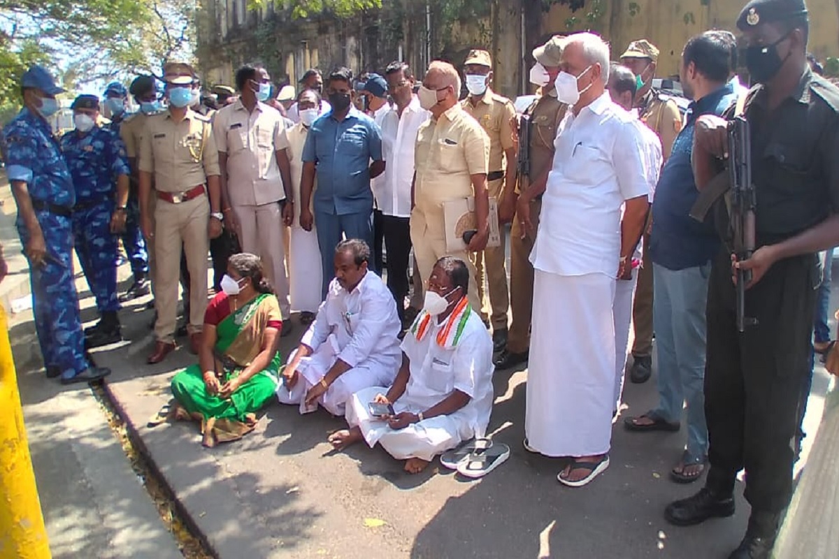 காவல்துறைக்கு எதிராக முதல்வர் நாராயணசாமி போராட்டம்