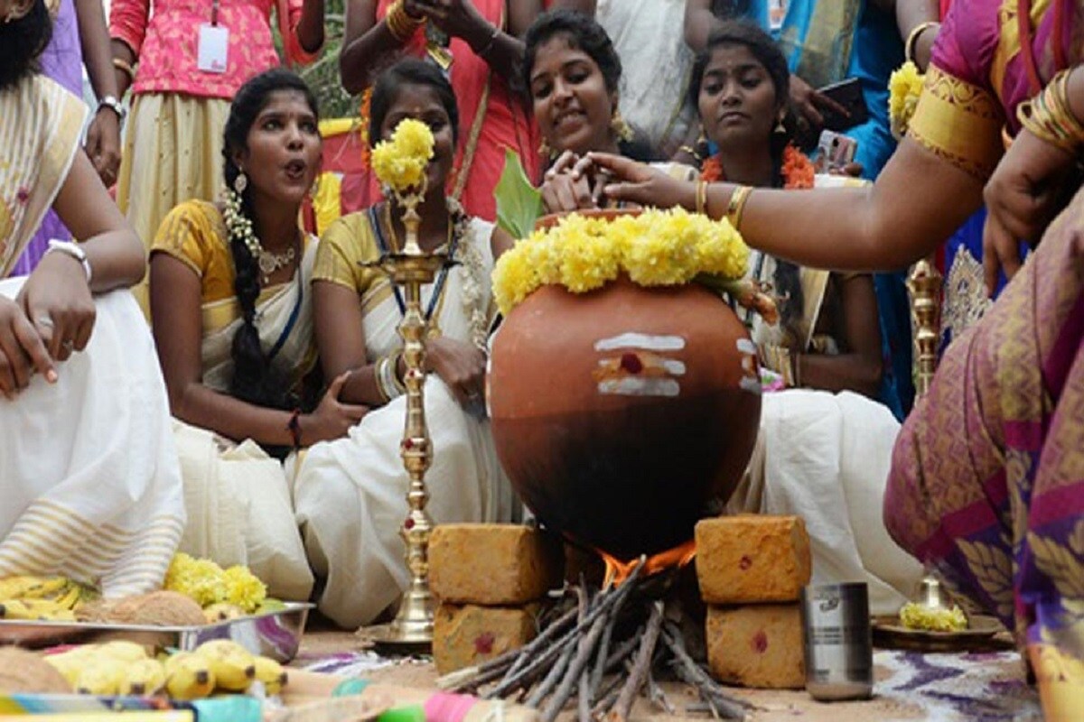 3. தீம் : ஒரு சாதாரண அலங்காரங்கள் நன்றாகவே இருந்தாலும் கூட, தீம் அடிப்படையிலான ஒன்று இனிமையானது. உங்கள் விருந்துக்கு ஒரு குறிப்பிட்ட கருப்பொருளை தேர்ந்தெடுத்து, அதன்படி ஆடை அணியுமாறு உங்கள் உறவினர்களைக் கேட்கலாம். உங்கள் குடும்பத்தினர் மற்றும் உங்கள் வீட்டிற்கு வரும் உறவினர்களை ஒரே தீம் அதாவது ஒரே நிற உடைகள் போன்றவற்றை மேற்கொள்வது கூடுதல் அழகை தரும். இது பொங்கல் கொண்டத்தின் அழகை மேம்படுத்தும் என்பதில் சந்தேகமில்லை. 3. தீம் : ஒரு சாதாரண அலங்காரங்கள் நன்றாகவே இருந்தாலும் கூட, தீம் அடிப்படையிலான ஒன்று இனிமையானது. உங்கள் விருந்துக்கு ஒரு குறிப்பிட்ட கருப்பொருளை தேர்ந்தெடுத்து, அதன்படி ஆடை அணியுமாறு உங்கள் உறவினர்களைக் கேட்கலாம். உங்கள் குடும்பத்தினர் மற்றும் உங்கள் வீட்டிற்கு வரும் உறவினர்களை ஒரே தீம் அதாவது ஒரே நிற உடைகள் போன்றவற்றை மேற்கொள்வது கூடுதல் அழகை தரும். இது பொங்கல் கொண்டத்தின் அழகை மேம்படுத்தும் என்பதில் சந்தேகமில்லை.