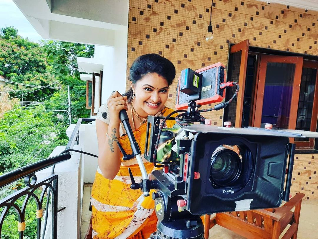 விஜய் டிவியின் சரவணன் மீனாட்சி தொடரில் பிரபலமான ரச்சிதா, ஒரு சிறிய இடைவேளைக்குப் பின் தனது கணவர் உடன் இணந்து ஜீ தமிழில் ஒளிபரப்பான நாச்சியார்புரம் தொடரில் நடித்தார். ரசிகர்களிடம் வரவேற்பைப் பெற்ற இந்தத் தொடர் சமீபத்தில் முடிவடைந்தது. விஜய் டிவியின் சரவணன் மீனாட்சி தொடரில் பிரபலமான ரச்சிதா, ஒரு சிறிய இடைவேளைக்குப் பின் தனது கணவர் உடன் இணந்து ஜீ தமிழில் ஒளிபரப்பான நாச்சியார்புரம் தொடரில் நடித்தார். ரசிகர்களிடம் வரவேற்பைப் பெற்ற இந்தத் தொடர் சமீபத்தில் முடிவடைந்தது.
