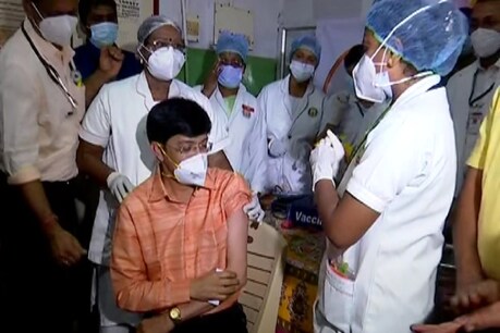 விழிப்புணர்வு ஏற்படுத்த கொரோனா தடுப்பூசி போட்டுக் கொண்ட ராதாகிருஷ்ணன் விழிப்புணர்வு ஏற்படுத்த கொரோனா தடுப்பூசி போட்டுக் கொண்ட ராதாகிருஷ்ணன்