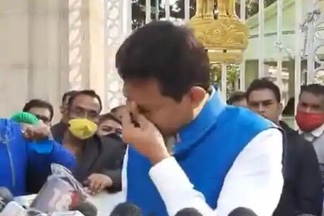மம்தா பானர்ஜியின் அமைச்சரவையிலிருந்து மேலும் ஒரு அமைச்சர் ராஜினாமா - மன ரீதியில் காயமடைந்திருந்ததாக கண்ணீர் பேட்டி மம்தா பானர்ஜியின் அமைச்சரவையிலிருந்து மேலும் ஒரு அமைச்சர் ராஜினாமா - மன ரீதியில் காயமடைந்திருந்ததாக கண்ணீர் பேட்டி