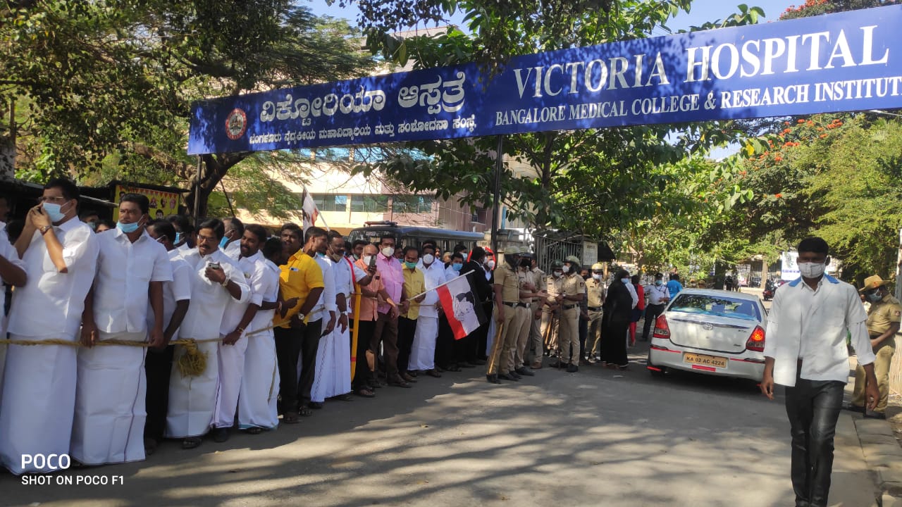  சசிகலா சிகிச்சை பெறும் பெங்களூரு விக்டோரியா மருத்துவமனை வளாகத்தில் அவரது ஆதரவாளர்கள் குவிந்துள்ளனர்