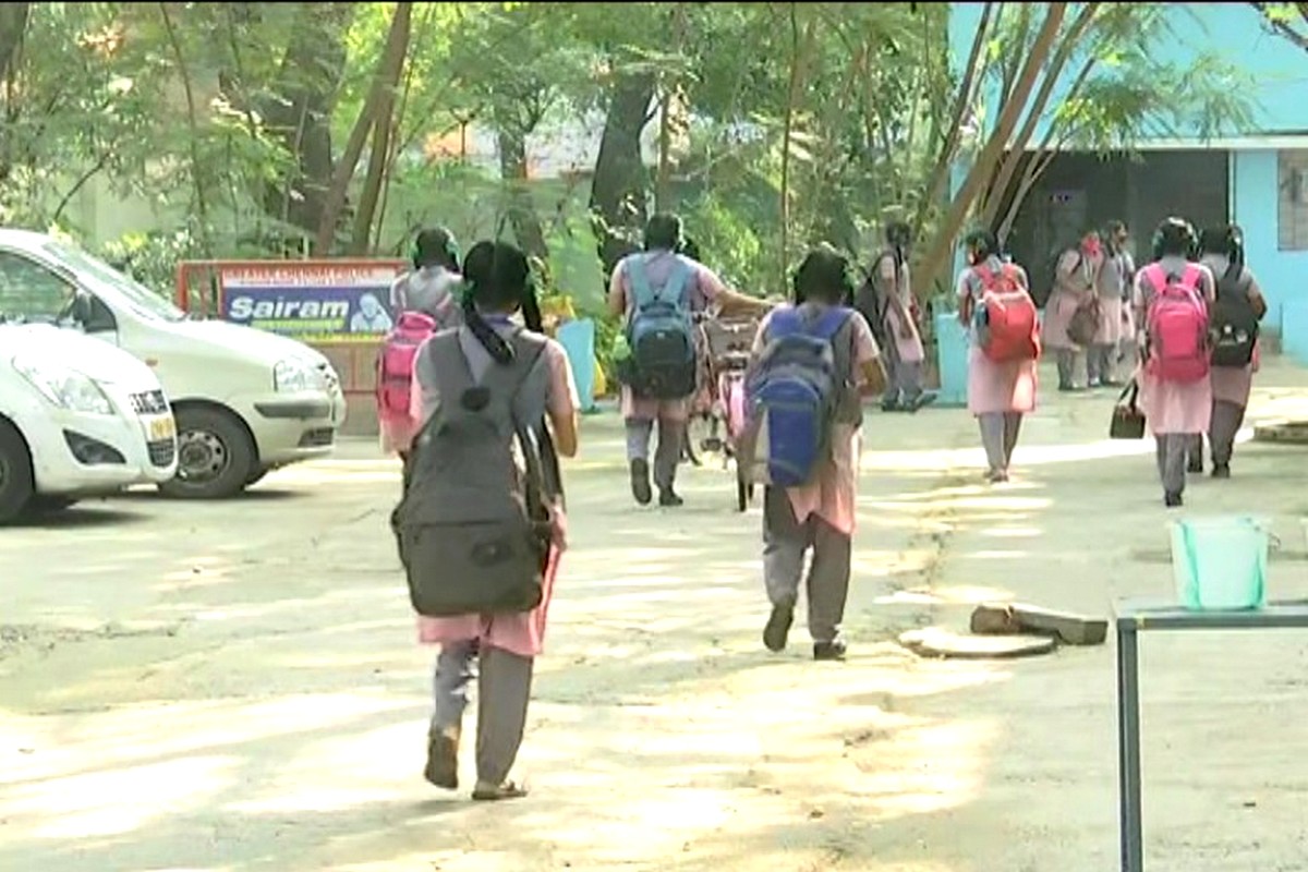  மீதமுள்ள 25 சதவீதம் கட்டணங்களை வசூல் செய்வது குறித்து கரோனா பெருந்தொற்றின் நிலையை பொருத்து அறிவிக்கப்படும் என்றும் பள்ளிக்கல்வித்துறை ஆணையர் நந்தகுமார்  தெரிவித்துள்ளார்.