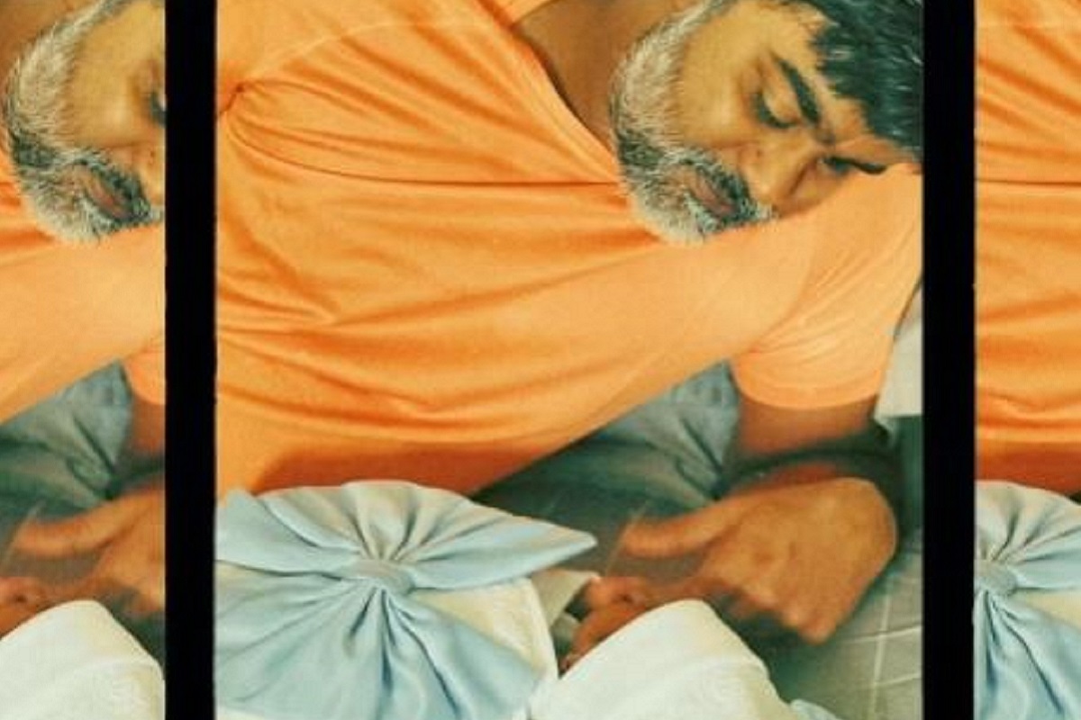 பிறந்து 8 நாட்களே ஆன தனது குழந்தையை செல்லம் கொஞ்சும் செல்வராகவன்