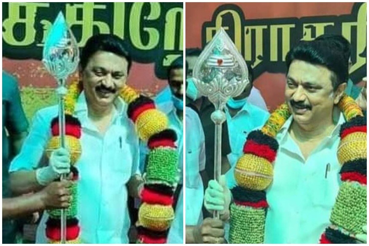 திருத்தணி அருகே நடைபெற்ற கிராம சபை கூட்டத்தில் பங்கேற்ற மு.க.ஸ்டாலினுக்கு திமுகவினர் வெள்ளி வேலை பரிசாக அளித்தனர். திருத்தணி அருகே நடைபெற்ற கிராம சபை கூட்டத்தில் பங்கேற்ற மு.க.ஸ்டாலினுக்கு திமுகவினர் வெள்ளி வேலை பரிசாக அளித்தனர்.