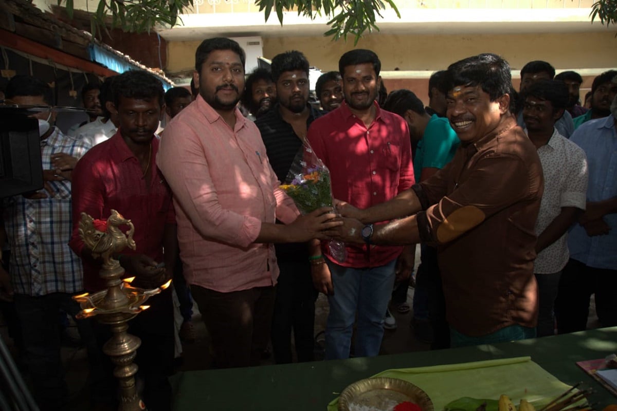 விமல் நடிப்பில் கடைசியாக கன்னிராசி என்ற படம் வெளியானது. முத்துக்குமரன் இயக்கி இருந்த இந்தப் படத்தில் வரலட்சுமி, பாண்டியராஜன், யோகிபாபு, ரோபோ சங்கர் உட்பட பலர் நடித்திருந்தனர். அடுத்ததாக மஞ்சள் குடை உள்ளிட்ட ஒருசில படங்களில் நடித்து வரும் விமல் தற்போது குட்டிப் புலி சரவணன் சக்தி இயக்கத்தில் நடிக்கிறார். விமல் நடிப்பில் கடைசியாக கன்னிராசி என்ற படம் வெளியானது. முத்துக்குமரன் இயக்கி இருந்த இந்தப் படத்தில் வரலட்சுமி, பாண்டியராஜன், யோகிபாபு, ரோபோ சங்கர் உட்பட பலர் நடித்திருந்தனர். அடுத்ததாக மஞ்சள் குடை உள்ளிட்ட ஒருசில படங்களில் நடித்து வரும் விமல் தற்போது குட்டிப் புலி சரவணன் சக்தி இயக்கத்தில் நடிக்கிறார்.