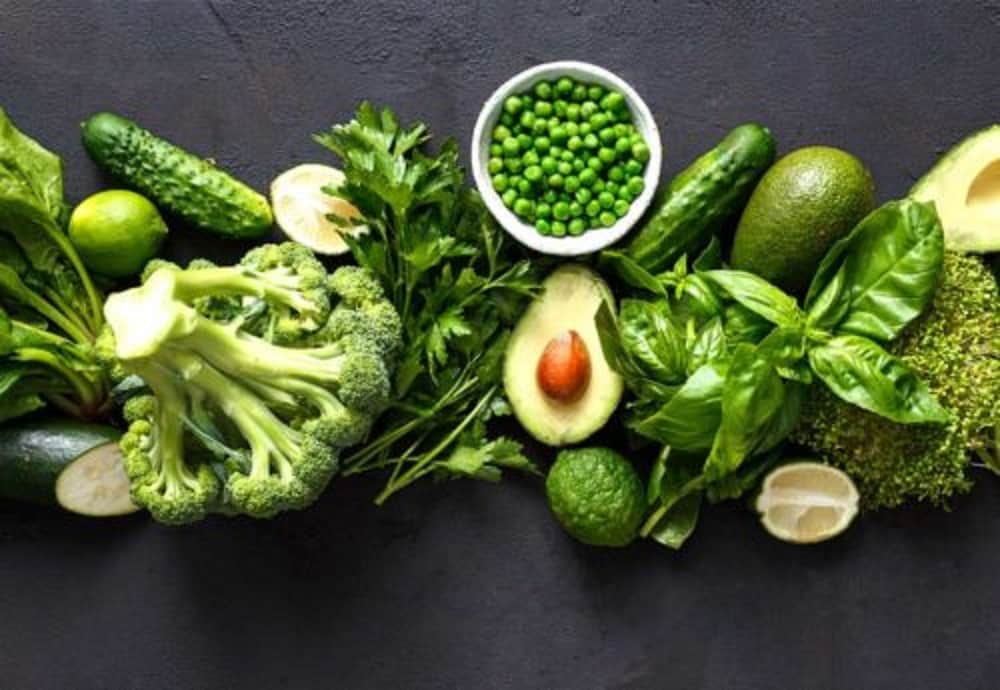 1. பச்சை இலை காய்கறிகள் : பச்சை இலைக் கீரைகளில் அதிகளவு விட்டமின் கே காணப்படுகிறது. பாதி கப் கீரையில் 400 மைக்ரோ கிராம் அளவிற்கு விட்டமின் கே காணப்படுகிறது. இது ஒரு நாளைக்கு தேவையான விட்டமின் கே அளவை விட நான்கு மடங்கு அதிகம். தினசரி தேவையான அளவில் ஆண்களுக்கு 120 மைக்ரோகிராம், பெண்களுக்கு 90 எம்.சி. அளவும் பச்சை இலை காய்கறிகளை எடுத்து கொள்வது நல்லது. இதற்கு கீரை, காலே, ப்ரக்கோலி, முட்டைகோஸ், கடுகு கீரை உள்ளிட்ட பச்சை இலை காய்கறிகள், தாவர எண்ணெய்கள், நெல்லிக்காய், அத்தி பழங்கள், சீஸ், சுண்டல், சோயாபீன்ஸ், பச்சை தேயிலை தேநீர் போன்றவை எடுத்துகொள்ளலாம். இவற்றை சாலட் அல்லது சாண்ட்விச் செய்து பச்சையாக கூட சாப்பிடலாம். 1. பச்சை இலை காய்கறிகள் : பச்சை இலைக் கீரைகளில் அதிகளவு விட்டமின் கே காணப்படுகிறது. பாதி கப் கீரையில் 400 மைக்ரோ கிராம் அளவிற்கு விட்டமின் கே காணப்படுகிறது. இது ஒரு நாளைக்கு தேவையான விட்டமின் கே அளவை விட நான்கு மடங்கு அதிகம். தினசரி தேவையான அளவில் ஆண்களுக்கு 120 மைக்ரோகிராம், பெண்களுக்கு 90 எம்.சி. அளவும் பச்சை இலை காய்கறிகளை எடுத்து கொள்வது நல்லது. இதற்கு கீரை, காலே, ப்ரக்கோலி, முட்டைகோஸ், கடுகு கீரை உள்ளிட்ட பச்சை இலை காய்கறிகள், தாவர எண்ணெய்கள், நெல்லிக்காய், அத்தி பழங்கள், சீஸ், சுண்டல், சோயாபீன்ஸ், பச்சை தேயிலை தேநீர் போன்றவை எடுத்துகொள்ளலாம். இவற்றை சாலட் அல்லது சாண்ட்விச் செய்து பச்சையாக கூட சாப்பிடலாம்.