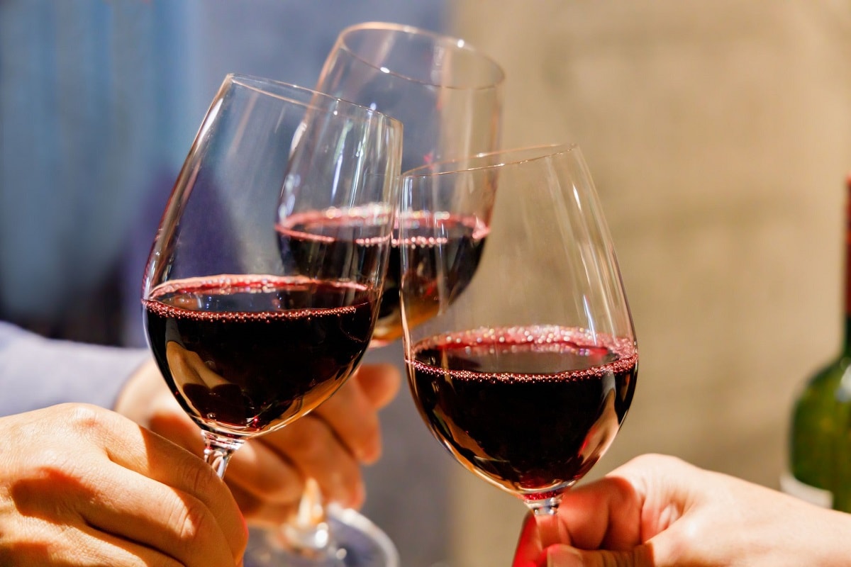 தினமும் ஆல்கஹாலை (alcohol) மீடியமாக குடிப்பவர்கள் ஏட்ரியல் ஃபைப்ரிலேஷன் (Atrial fibrillation) ஏற்படும் அபாயத்தில் உள்ளனர், இந்த சிக்கல் வந்தால் உங்களின் இதயம் கண்ணாபின்னானு துடிக்கும். இதயத்துடிப்புக்கு ஒரு வரைமுறை இருக்காது. European Heart ஜர்னலில் வெளியிடப்பட்ட ஆய்வறிக்கையில், தினமும் மது அருந்தாதவர்களுடன் மது அருந்துபவர்களை ஒப்பிடுகையில், தினமும் அருந்துபவர்கள் ஏறக்குறைய 14 ஆண்டுகளில் 'ஏட்ரியல் ஃபைப்ரிலேஷன்' (Atrial fibrillation) எனும் நோயால் பாதிக்கும் அபாயம் அதிகமாக இருப்பதாக கூறப்படுகிறது. தினமும் ஆல்கஹாலை (alcohol) மீடியமாக குடிப்பவர்கள் ஏட்ரியல் ஃபைப்ரிலேஷன் (Atrial fibrillation) ஏற்படும் அபாயத்தில் உள்ளனர், இந்த சிக்கல் வந்தால் உங்களின் இதயம் கண்ணாபின்னானு துடிக்கும். இதயத்துடிப்புக்கு ஒரு வரைமுறை இருக்காது. European Heart ஜர்னலில் வெளியிடப்பட்ட ஆய்வறிக்கையில், தினமும் மது அருந்தாதவர்களுடன் மது அருந்துபவர்களை ஒப்பிடுகையில், தினமும் அருந்துபவர்கள் ஏறக்குறைய 14 ஆண்டுகளில் 'ஏட்ரியல் ஃபைப்ரிலேஷன்' (Atrial fibrillation) எனும் நோயால் பாதிக்கும் அபாயம் அதிகமாக இருப்பதாக கூறப்படுகிறது.