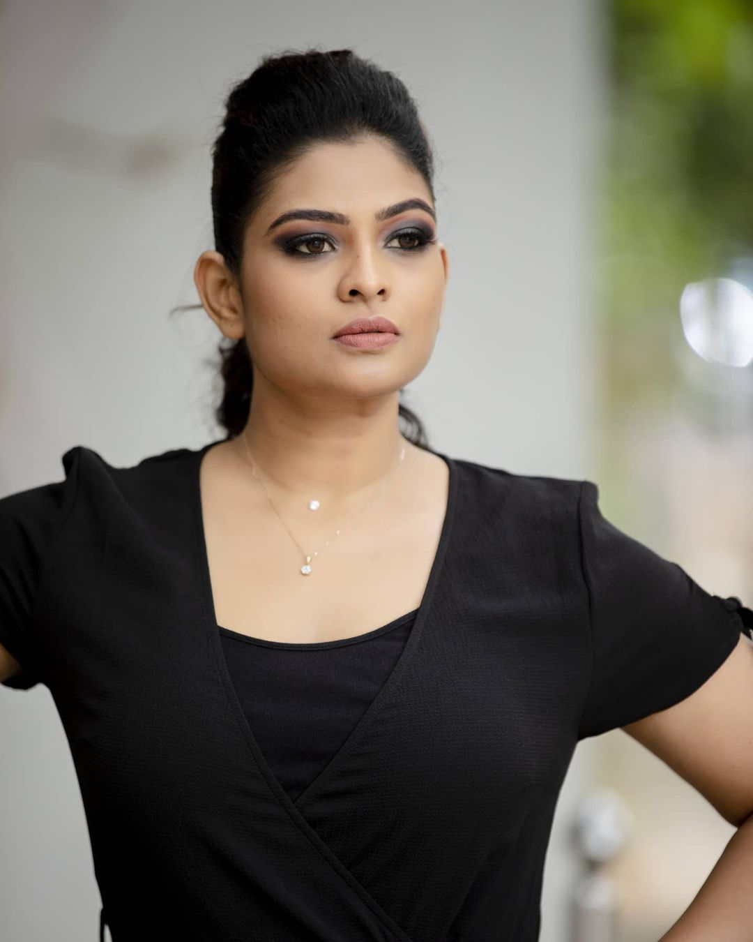 புகழ்பெற்ற சின்னத்திரை நடிகையாக வலம் வந்தவர் விஜே மகேஸ்வரி. இவர் தாயுமானவர் மற்றும் புதுக்கவிதை ஆகிய சீரியல்களில் நடித்துள்ளார். புகழ்பெற்ற சின்னத்திரை நடிகையாக வலம் வந்தவர் விஜே மகேஸ்வரி. இவர் தாயுமானவர் மற்றும் புதுக்கவிதை ஆகிய சீரியல்களில் நடித்துள்ளார்.