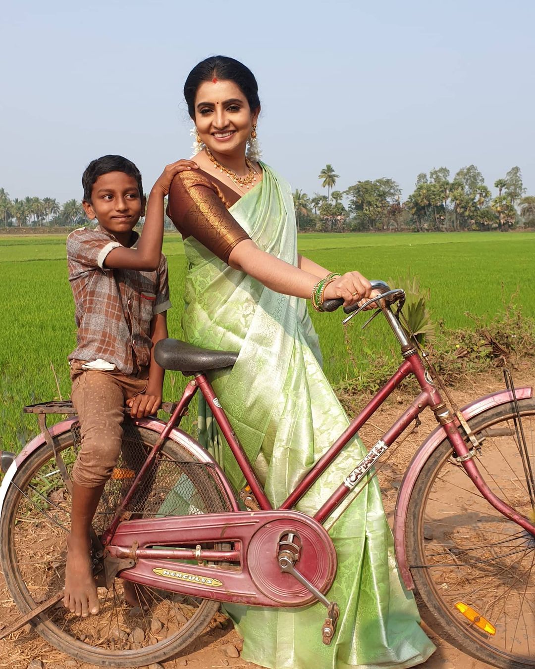 Vijay TV Pandian Stores Dhanam - Psndian Stores Sujitha Dhanush Latest Images