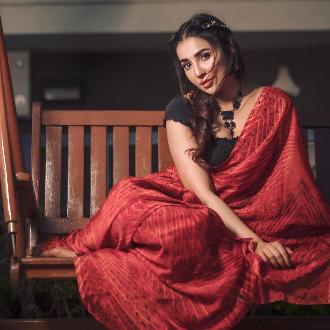 இவர் தனது இன்ஸ்டாகிராமில் பதிவிடும் புகைப்படங்களுக்கு ஒரு தனி ரசிகர் கூட்டமே உள்ளது என்று கூறலாம். இவர் தனது இன்ஸ்டாகிராமில் பதிவிடும் புகைப்படங்களுக்கு ஒரு தனி ரசிகர் கூட்டமே உள்ளது என்று கூறலாம்.