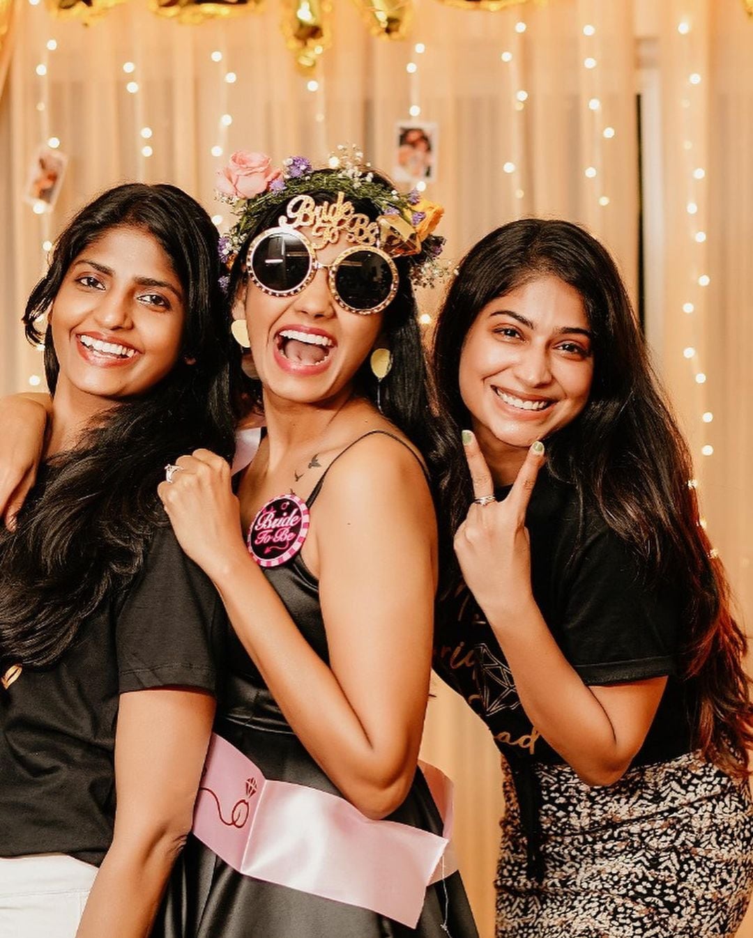 இதையடுத்து திருமணத்துக்கு முன்பு தரப்படும் ‘பேச்சிலர் பார்ட்டியை’ தனது தோழிகளுக்கு அளித்துள்ளார் நிரஞ்சனி. இதையடுத்து திருமணத்துக்கு முன்பு தரப்படும் ‘பேச்சிலர் பார்ட்டியை’ தனது தோழிகளுக்கு அளித்துள்ளார் நிரஞ்சனி.