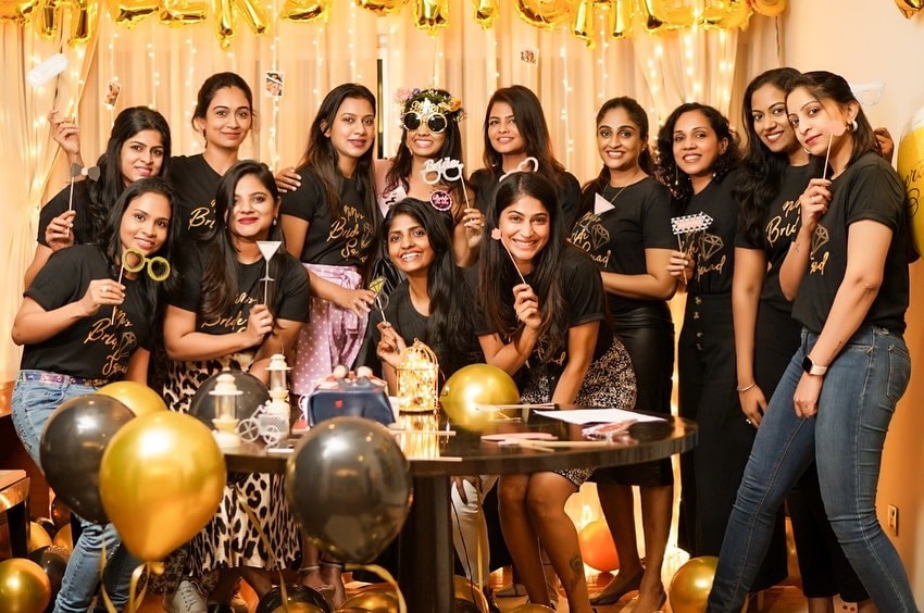 கண்ணும் கண்ணும் கொள்ளையடித்தால் படத்தின் இயக்குநர் தேசிங்கு பெரியசாமியை நிரஞ்சனி திருமணம் செய்துக் கொள்வதாக அகத்தியனின் மூத்த மாப்பிள்ளை திரு ட்விட்டரில் அறிவித்திருந்தார். கண்ணும் கண்ணும் கொள்ளையடித்தால் படத்தின் இயக்குநர் தேசிங்கு பெரியசாமியை நிரஞ்சனி திருமணம் செய்துக் கொள்வதாக அகத்தியனின் மூத்த மாப்பிள்ளை திரு ட்விட்டரில் அறிவித்திருந்தார்.