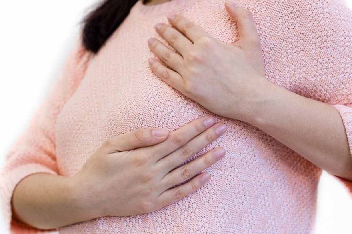  6. மார்பக பம்பைப் பயன்படுத்தவும் (Use breast pump) : புதிதாக தாய்மையடைந்த பெண்கள் பலர் தங்கள் குழந்தைக்கு இயற்கையான முறையில் தாய்ப்பால் கொடுப்பதில் சில சிக்கலைகளை சந்திப்பார்கள். சில சமயங்களில் குழந்தைக்கு தாயின் மார்பில் இருந்து பாலை உறிஞ்ச முடியாமல் போகலாம். இதுபோன்ற சந்தர்ப்பங்களில், மார்பக பம்பைப் பயன்படுத்தி பாலை வெளியே எடுக்கலாம்.