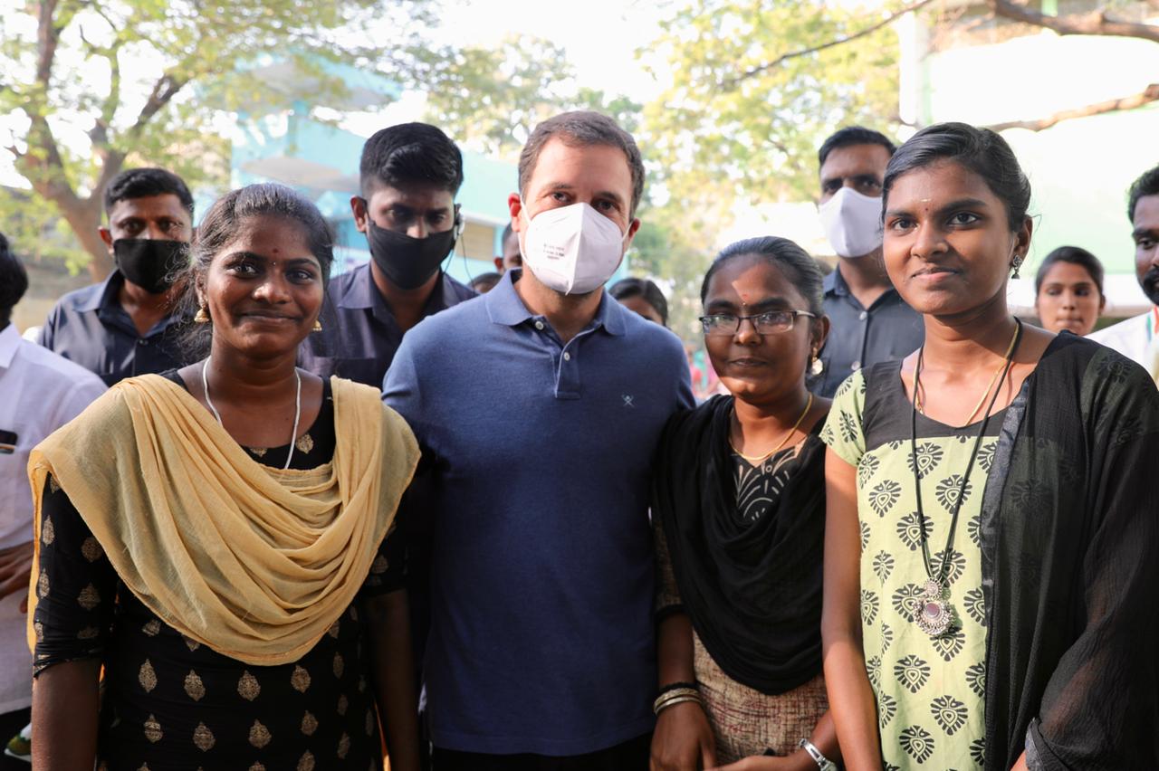  யாராலும் துன்புறுத்தப்படுவதாகவோ, அச்சுறுத்தப்படுவதாகவோ மாணவிகள் உணரக் கூடாது என்று கேட்டுக் கொண்டார்.