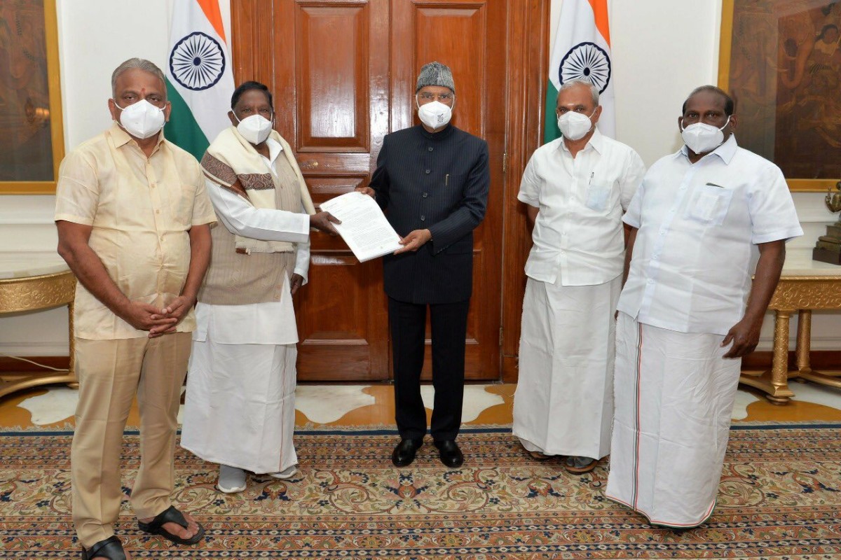 கிரண்பேடியை திரும்பப்பெற கோரி ஜனாதிபதியிடம் முதல்வர், அமைச்சர்கள் மனு!