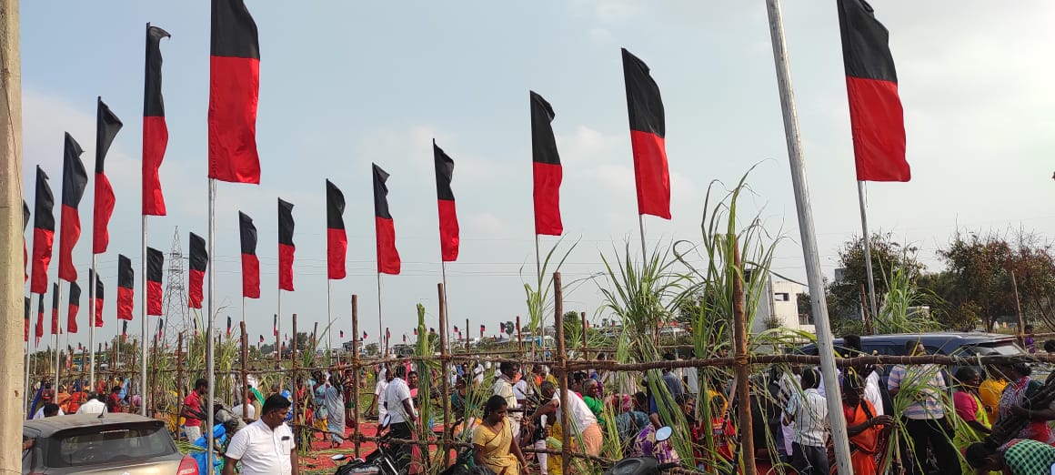 இங்கு ஸ்டாலினை வரவேற்று வழி நெடுக கொடிகளும், பேனர்களும் வைக்கப்பட்டிருந்தன. மேலும், பிரச்சார பந்தலின் வாயிலில் ஒரு லாரி கரும்புகள் இரு புறமும் தோரணமாக கட்டப் பட்டிருந்தன. இங்கு ஸ்டாலினை வரவேற்று வழி நெடுக கொடிகளும், பேனர்களும் வைக்கப்பட்டிருந்தன. மேலும், பிரச்சார பந்தலின் வாயிலில் ஒரு லாரி கரும்புகள் இரு புறமும் தோரணமாக கட்டப் பட்டிருந்தன.