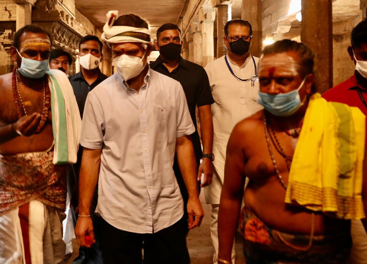 தூத்துக்குடியில் பிரச்சாரம் செய்து வந்த ராகுல் காந்தி இன்று திருநெல்வேலியல் பரபரப்புரை மேற்கொண்டார். தூத்துக்குடியில் பிரச்சாரம் செய்து வந்த ராகுல் காந்தி இன்று திருநெல்வேலியல் பரபரப்புரை மேற்கொண்டார்.